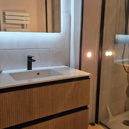 T2 Au Centre De Avec Parking, Ascenseur Et Equipements Modernes - Fr-1-234-312 Apartment